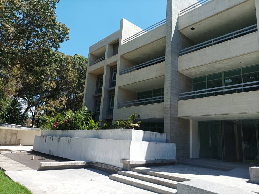 Venta apartamento Pent-House Dplex en el Country Club, sin acabados (obra gris), vista espectacular, zona cntrica pero muy tranquila.