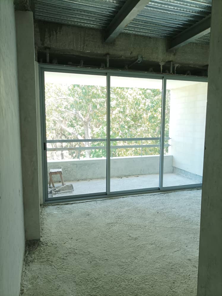 Venta apartamento Pent-House Dplex en el Country Club, sin acabados (obra gris), vista espectacular, zona cntrica pero muy tranquila.