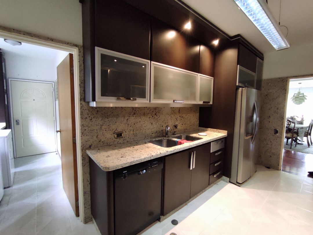 Se vende rendidor apartamento en conjunto bien mantenido, con muy buenas iluminacin y vista. Ubicado en zona muy tranquila, a distancia peatonal muy conveniente del C.C. Terrazas y C.C Lomas de La Lagunita.