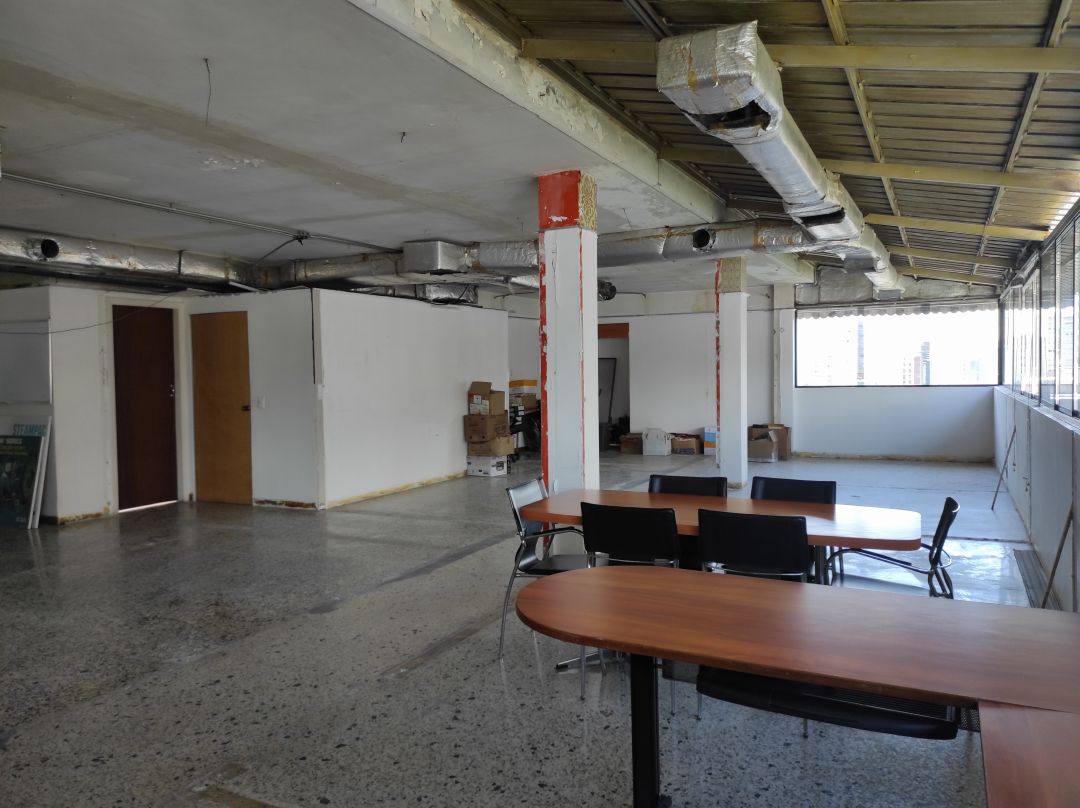 Venta apartamento en Los Palos Grandes, muy bien ubicado, frente al Centro Plaza, precio de oportunidad, para remodelar, todo a distancia peatonal!