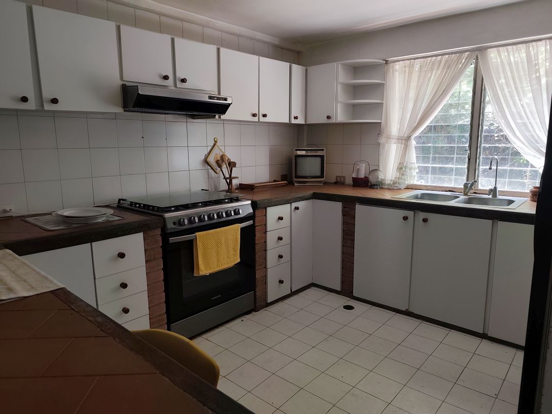 Venta Casa en Santa Marta, Caracas, para remodelar, excelente ubicacin en urbanizacin cerrada con control de acceso.