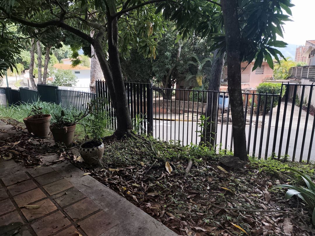 Venta Casa en Santa Marta, Caracas, para remodelar, excelente ubicacin en urbanizacin cerrada con control de acceso.