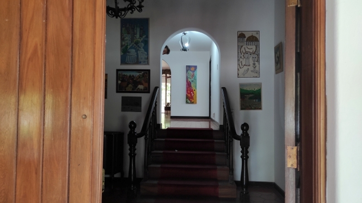 Alquiler de amplia Casa en Prados del Este, Caracas, excelente ubicaci�n, a distancia peatonal de parques y Centro Comercial Galer�as. Informaci�n: (0412) 986-3754 - (0414) 311-6277&nbsp;