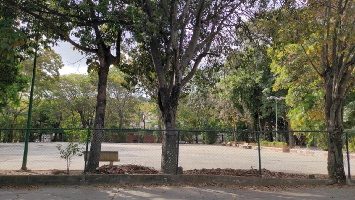 Alquiler de amplia Casa en Prados del Este, Caracas, excelente ubicaci�n, a distancia peatonal de parques y Centro Comercial Galer�as. Informaci�n: (0412) 986-3754 - (0414) 311-6277&nbsp;