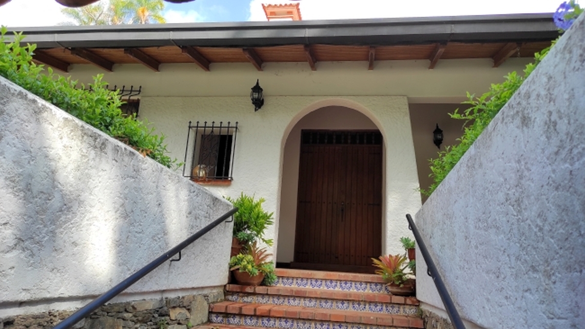 Alquiler de amplia Casa en Prados del Este, Caracas, excelente ubicaci�n, a distancia peatonal de parques y Centro Comercial Galer�as. Informaci�n: (0412) 986-3754 - (0414) 311-6277&nbsp;