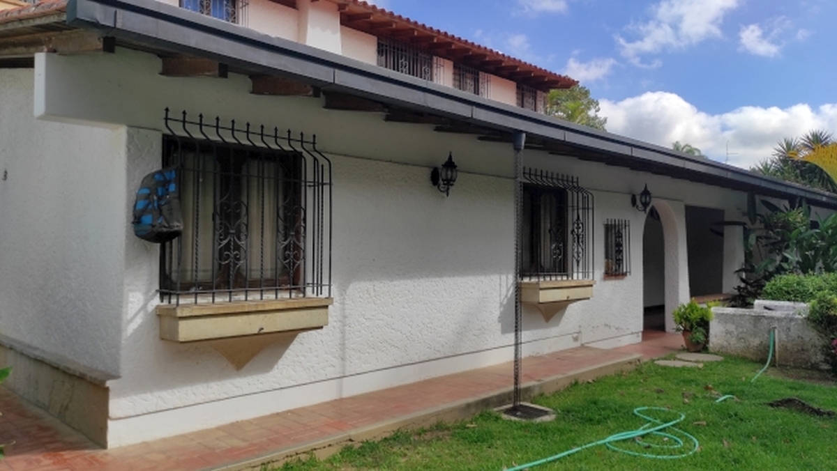 Alquiler de amplia Casa en Prados del Este, Caracas, excelente ubicaci�n, a distancia peatonal de parques y Centro Comercial Galer�as. Informaci�n: (0412) 986-3754 - (0414) 311-6277&nbsp;