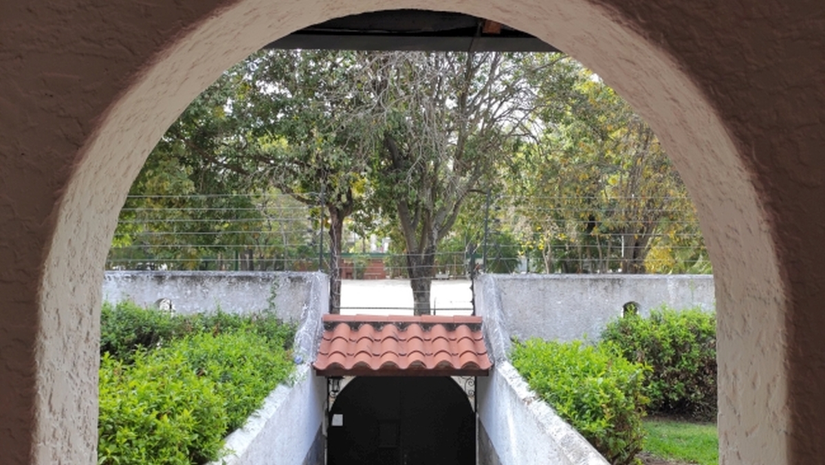 Alquiler de amplia Casa en Prados del Este, Caracas, excelente ubicaci�n, a distancia peatonal de parques y Centro Comercial Galer�as. Informaci�n: (0412) 986-3754 - (0414) 311-6277&nbsp;