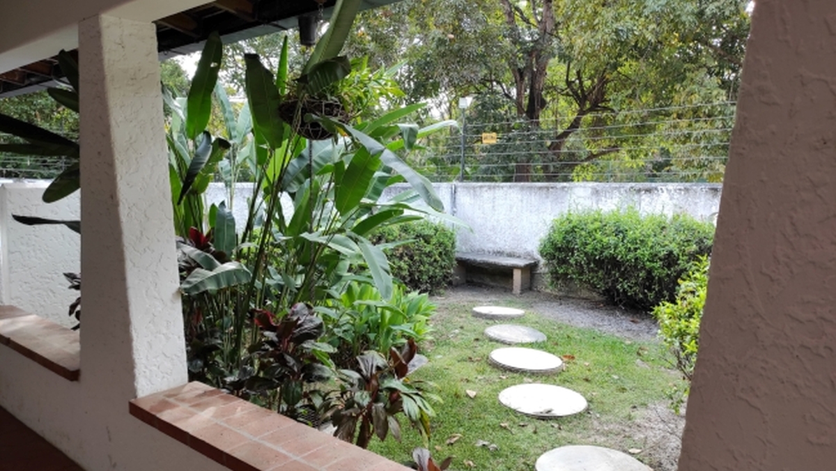 Alquiler de amplia Casa en Prados del Este, Caracas, excelente ubicaci�n, a distancia peatonal de parques y Centro Comercial Galer�as. Informaci�n: (0412) 986-3754 - (0414) 311-6277&nbsp;