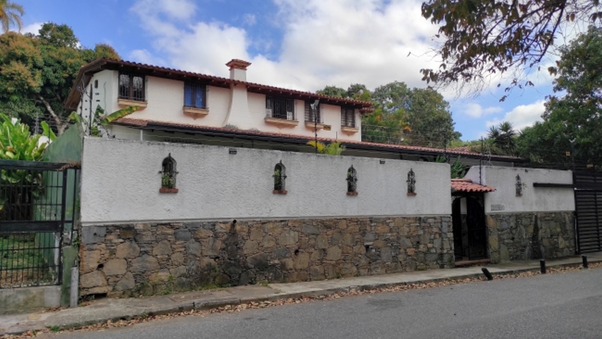 Alquiler de amplia Casa en Prados del Este, Caracas, excelente ubicaci�n, a distancia peatonal de parques y Centro Comercial Galer�as. Informaci�n: (0412) 986-3754 - (0414) 311-6277&nbsp;