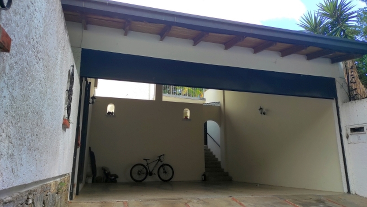 Alquiler de amplia Casa en Prados del Este, Caracas, excelente ubicaci�n, a distancia peatonal de parques y Centro Comercial Galer�as. Informaci�n: (0412) 986-3754 - (0414) 311-6277&nbsp;