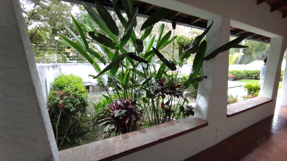 Alquiler de amplia Casa en Prados del Este, Caracas, excelente ubicaci�n, a distancia peatonal de parques y Centro Comercial Galer�as. Informaci�n: (0412) 986-3754 - (0414) 311-6277&nbsp;