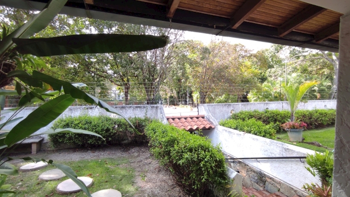 Alquiler de amplia Casa en Prados del Este, Caracas, excelente ubicaci�n, a distancia peatonal de parques y Centro Comercial Galer�as. Informaci�n: (0412) 986-3754 - (0414) 311-6277&nbsp;