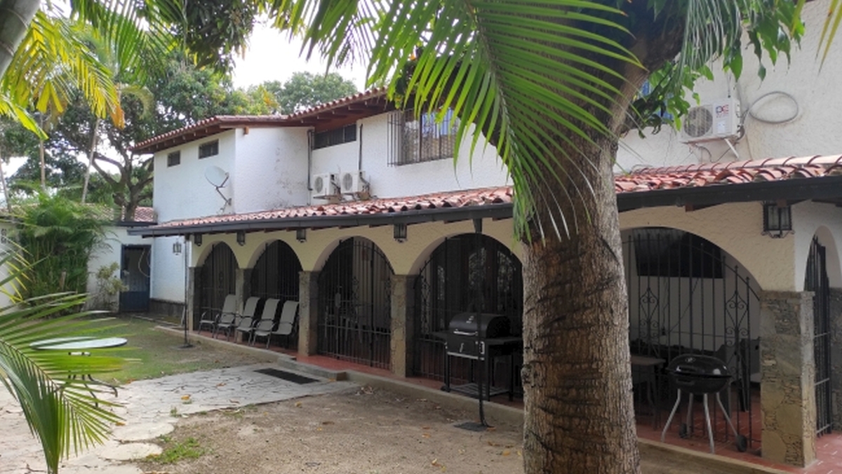 Alquiler de amplia Casa en Prados del Este, Caracas, excelente ubicaci�n, a distancia peatonal de parques y Centro Comercial Galer�as. Informaci�n: (0412) 986-3754 - (0414) 311-6277&nbsp;
