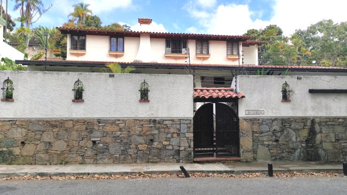 Alquiler de amplia Casa en Prados del Este, Caracas, excelente ubicaci�n, a distancia peatonal de parques y Centro Comercial Galer�as. Informaci�n: (0412) 986-3754 - (0414) 311-6277&nbsp;