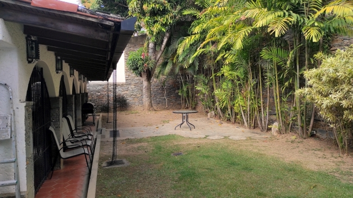 Alquiler de amplia Casa en Prados del Este, Caracas, excelente ubicaci�n, a distancia peatonal de parques y Centro Comercial Galer�as. Informaci�n: (0412) 986-3754 - (0414) 311-6277&nbsp;