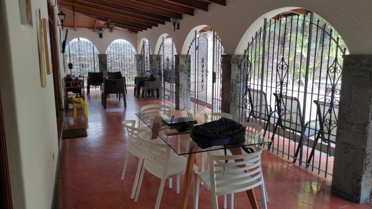 Alquiler de amplia Casa en Prados del Este, Caracas, excelente ubicaci�n, a distancia peatonal de parques y Centro Comercial Galer�as. Informaci�n: (0412) 986-3754 - (0414) 311-6277&nbsp;