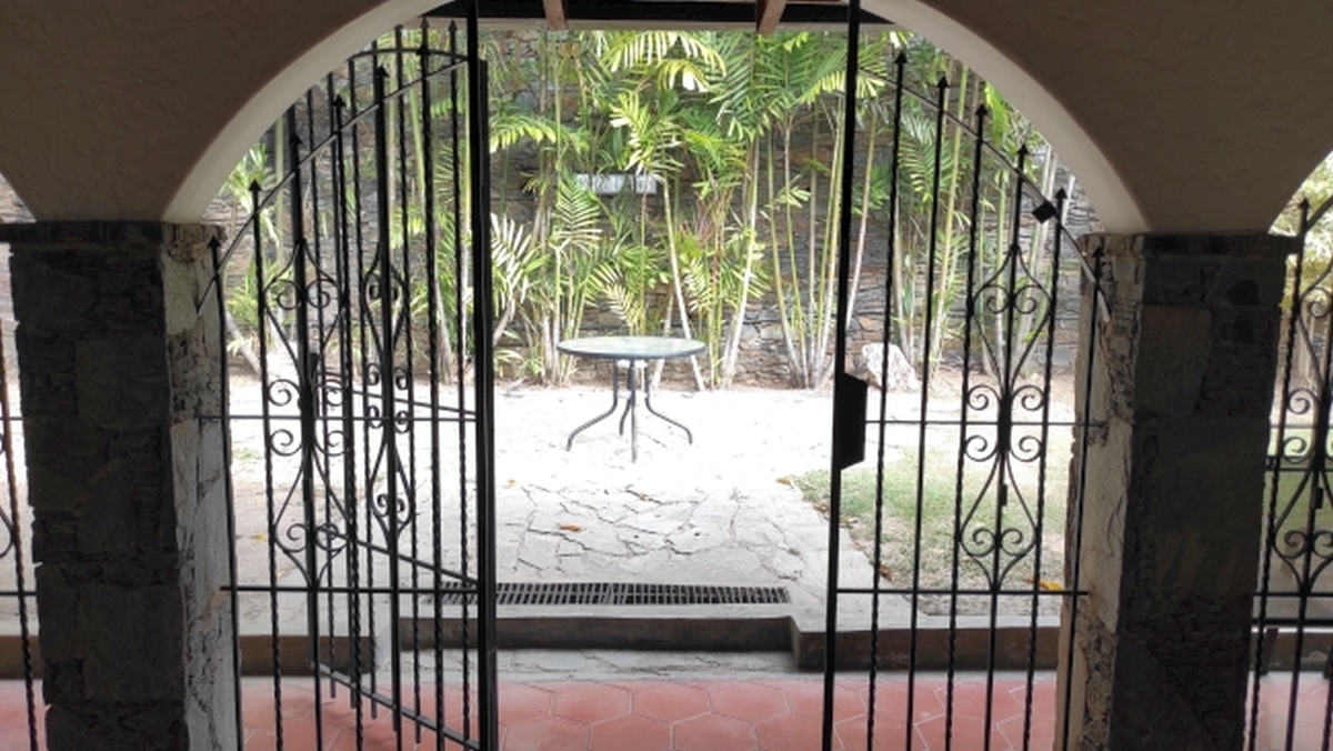 Alquiler de amplia Casa en Prados del Este, Caracas, excelente ubicaci�n, a distancia peatonal de parques y Centro Comercial Galer�as. Informaci�n: (0412) 986-3754 - (0414) 311-6277&nbsp;