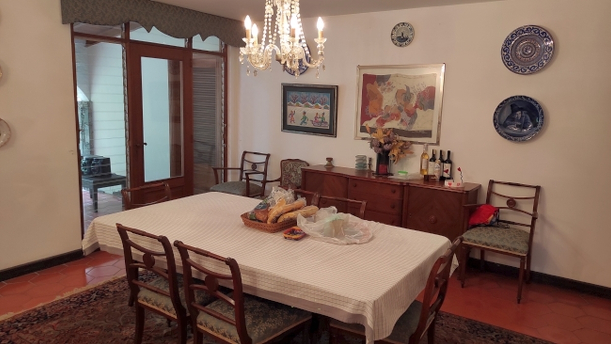 Alquiler de amplia Casa en Prados del Este, Caracas, excelente ubicaci�n, a distancia peatonal de parques y Centro Comercial Galer�as. Informaci�n: (0412) 986-3754 - (0414) 311-6277&nbsp;