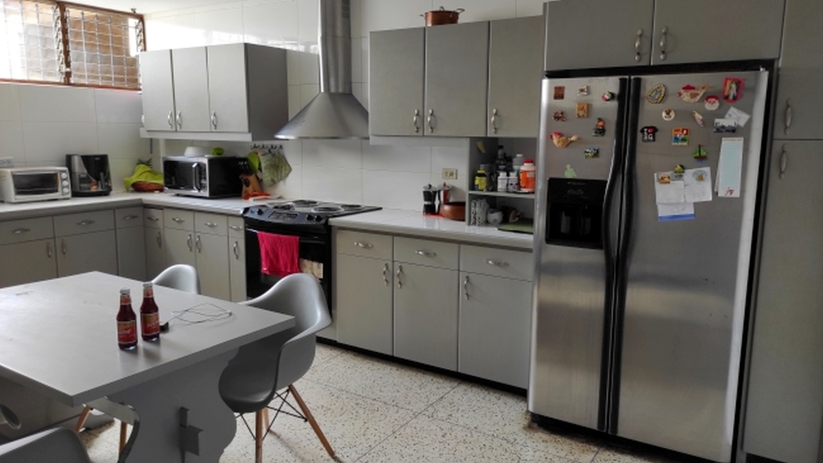 Alquiler de amplia Casa en Prados del Este, Caracas, excelente ubicaci�n, a distancia peatonal de parques y Centro Comercial Galer�as. Informaci�n: (0412) 986-3754 - (0414) 311-6277&nbsp;