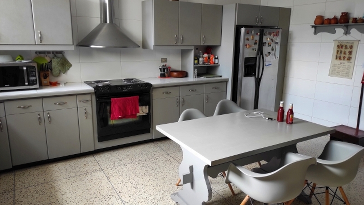 Alquiler de amplia Casa en Prados del Este, Caracas, excelente ubicaci�n, a distancia peatonal de parques y Centro Comercial Galer�as. Informaci�n: (0412) 986-3754 - (0414) 311-6277&nbsp;