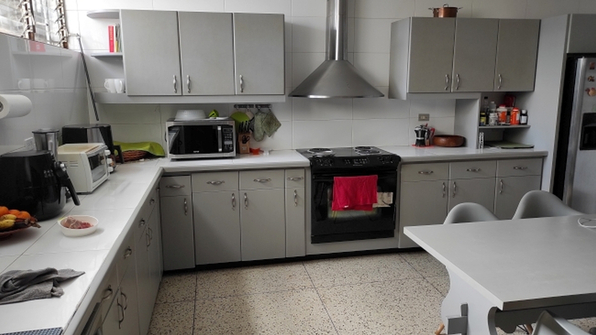 Alquiler de amplia Casa en Prados del Este, Caracas, excelente ubicaci�n, a distancia peatonal de parques y Centro Comercial Galer�as. Informaci�n: (0412) 986-3754 - (0414) 311-6277&nbsp;