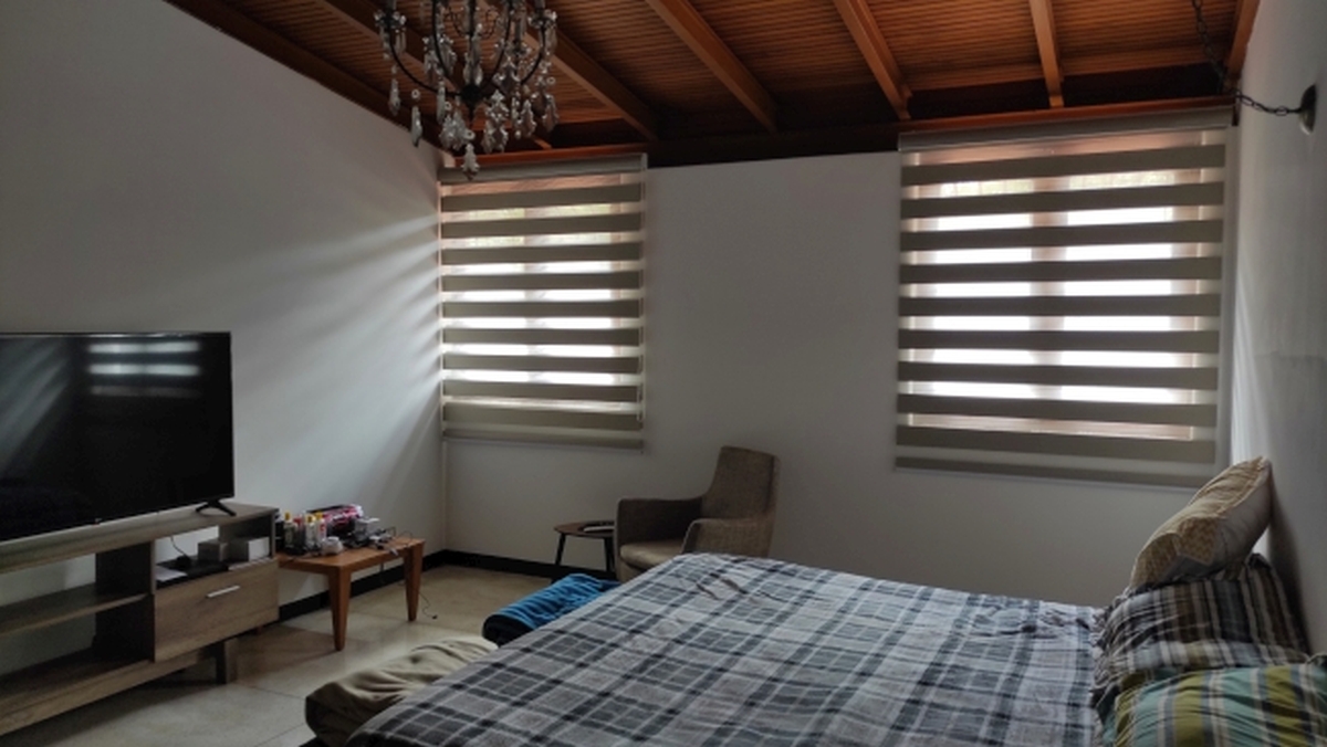 Alquiler de amplia Casa en Prados del Este, Caracas, excelente ubicaci�n, a distancia peatonal de parques y Centro Comercial Galer�as. Informaci�n: (0412) 986-3754 - (0414) 311-6277&nbsp;