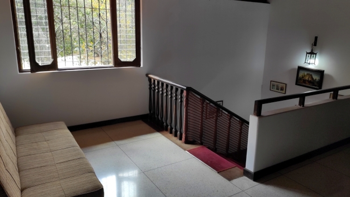 Alquiler de amplia Casa en Prados del Este, Caracas, excelente ubicaci�n, a distancia peatonal de parques y Centro Comercial Galer�as. Informaci�n: (0412) 986-3754 - (0414) 311-6277&nbsp;