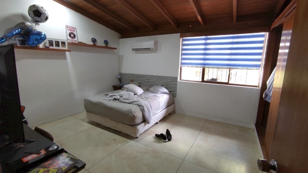 Alquiler de amplia Casa en Prados del Este, Caracas, excelente ubicaci�n, a distancia peatonal de parques y Centro Comercial Galer�as. Informaci�n: (0412) 986-3754 - (0414) 311-6277&nbsp;