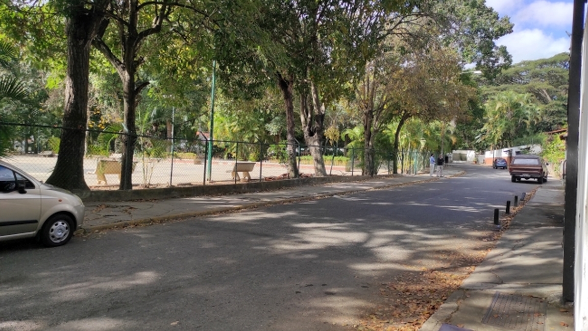 Alquiler de amplia Casa en Prados del Este, Caracas, excelente ubicaci�n, a distancia peatonal de parques y Centro Comercial Galer�as. Informaci�n: (0412) 986-3754 - (0414) 311-6277&nbsp;