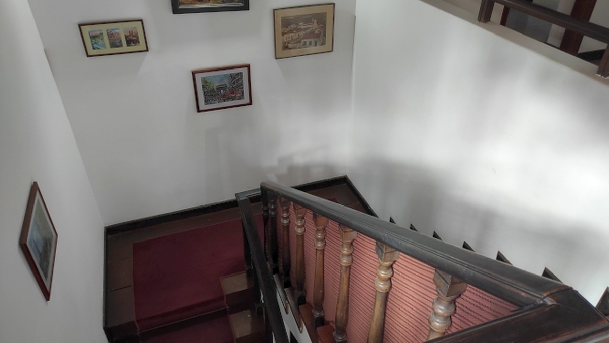 Alquiler de amplia Casa en Prados del Este, Caracas, excelente ubicaci�n, a distancia peatonal de parques y Centro Comercial Galer�as. Informaci�n: (0412) 986-3754 - (0414) 311-6277&nbsp;