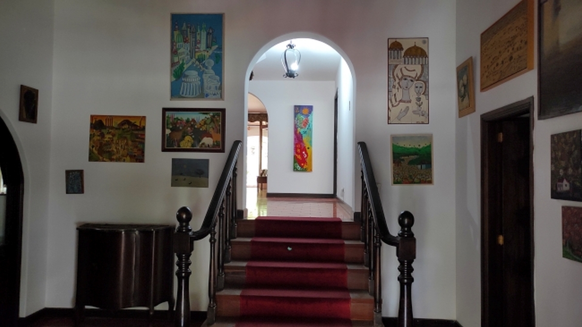 Alquiler de amplia Casa en Prados del Este, Caracas, excelente ubicaci�n, a distancia peatonal de parques y Centro Comercial Galer�as. Informaci�n: (0412) 986-3754 - (0414) 311-6277&nbsp;