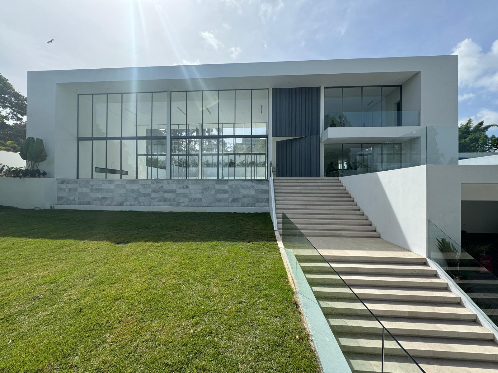 Venta Casa en La Lagunita, espectacular, totalmente nueva, a estrenar, con una amplitud impresionante de �reas y espacios sociales integrados, cuenta con un dise�o muy sobrio as� como elegante, que se adapta a cualquier tipo de decoraci�n que se desee.