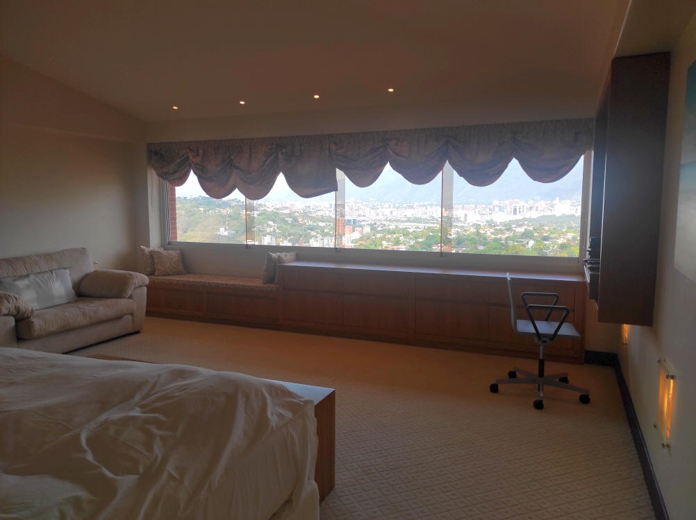 Venta de 3 Fabulosas Casas en el Exclusivo conjunto Caurimare Tepuy. Vistas panor�micas de la ciudad y El Avila, Estricto control de Acceso y Seguridad.