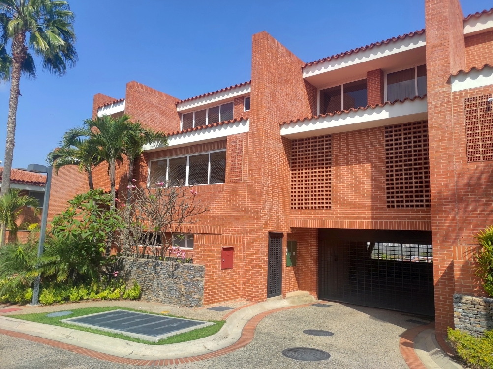 Venta de 3 Fabulosas Casas en el Exclusivo conjunto Caurimare Tepuy. Vistas panor�micas de la ciudad y El Avila, Estricto control de Acceso y Seguridad.