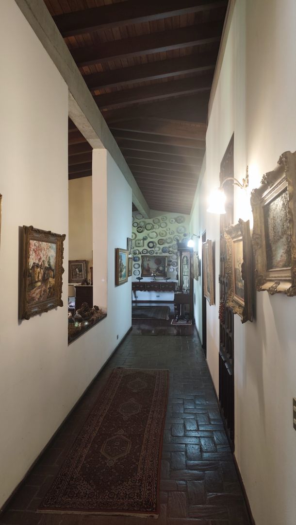 Se Vende para renovar, ubicada en el conjunto privado "Balcones de Anamigra", destacando por su extenso terreno y la posibilidad legal de desarrollar dos unidades de vivienda independientes en el mismo lote. El conjunto cuenta con estricto control de acceso. Vista panorï¿½mica de mï¿½s de 180 grados de la ciudad y el Avila.