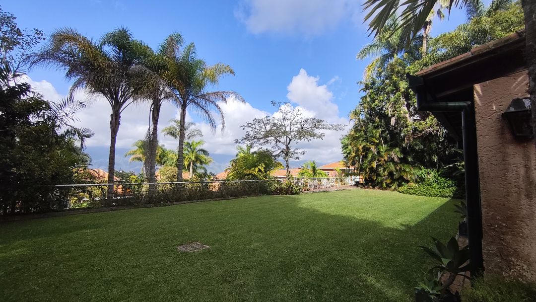 Se Vende para renovar, ubicada en el conjunto privado "Balcones de Anamigra", destacando por su extenso terreno y la posibilidad legal de desarrollar dos unidades de vivienda independientes en el mismo lote. El conjunto cuenta con estricto control de acceso. Vista panorï¿½mica de mï¿½s de 180 grados de la ciudad y el Avila.