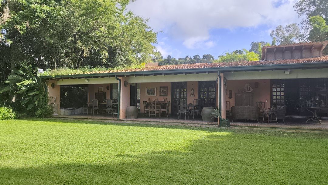 Se Vende para renovar, ubicada en el conjunto privado "Balcones de Anamigra", destacando por su extenso terreno y la posibilidad legal de desarrollar dos unidades de vivienda independientes en el mismo lote. El conjunto cuenta con estricto control de acceso. Vista panorï¿½mica de mï¿½s de 180 grados de la ciudad y el Avila.