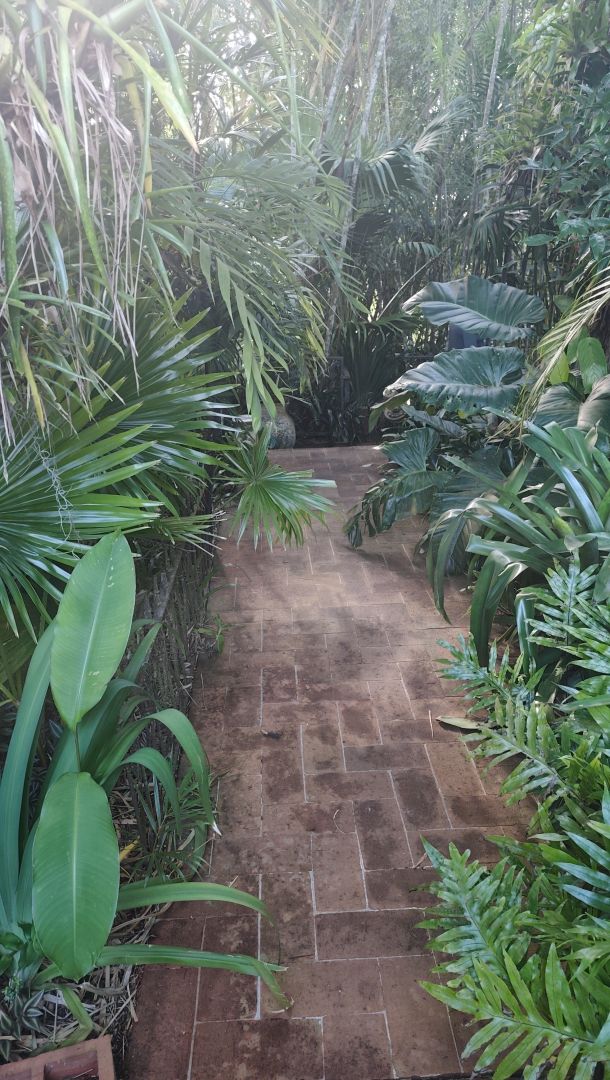 Se Vende para renovar, ubicada en el conjunto privado "Balcones de Anamigra", destacando por su extenso terreno y la posibilidad legal de desarrollar dos unidades de vivienda independientes en el mismo lote. El conjunto cuenta con estricto control de acceso. Vista panorï¿½mica de mï¿½s de 180 grados de la ciudad y el Avila.