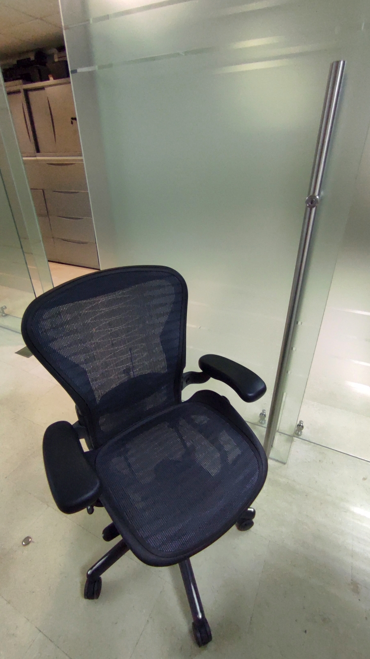 Alquiler Oficina El Rosal, totalmente equipada y amoblada, divisiones de cristal templado y herrajes de acero inox., elegante y lujosa