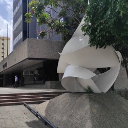 Alquiler Oficina El Rosal, totalmente equipada y amoblada, divisiones de cristal templado y herrajes de acero inox., elegante y lujosa