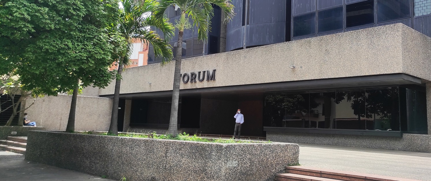 Alquiler Oficina El Rosal, totalmente equipada y amoblada, divisiones de cristal templado y herrajes de acero inox., elegante y lujosa