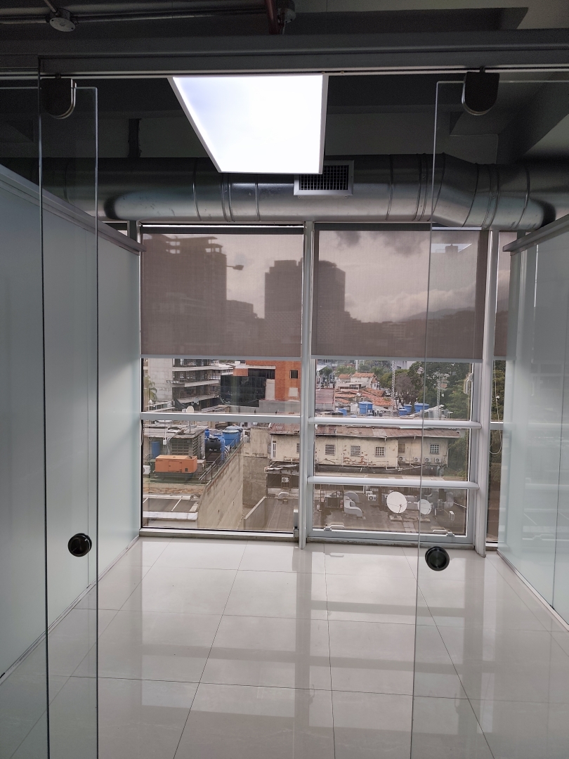 Alquiler Oficina Las Mercedes, Torre "MSA", Recepci�n, Oficina Principal o Reuniones. 3 Oficinas independientes, Ba�o, Dep�sito, Area archivos y copiado. 1 puesto de estacionamiento propio. Vista panor�mica, inmejorable ubicaci�n.