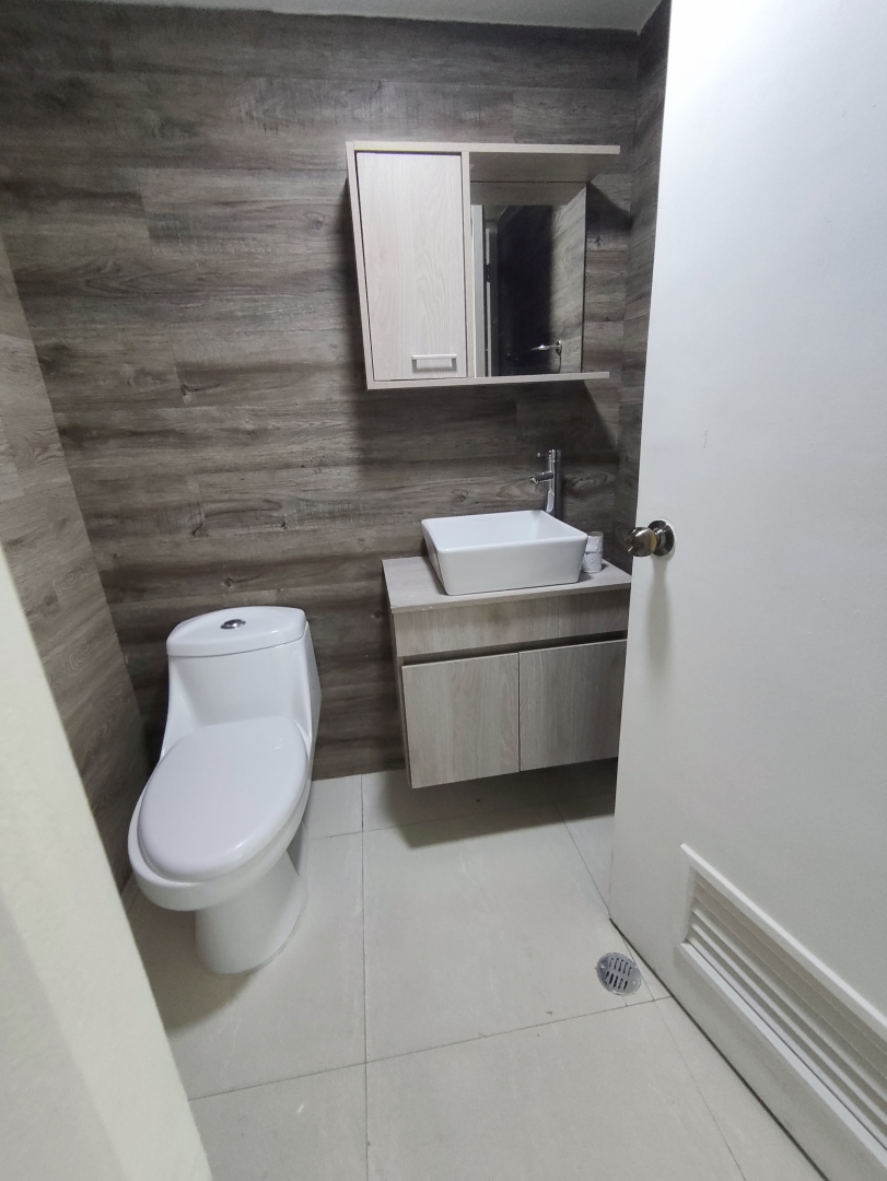 Alquiler Oficina Las Mercedes, Torre "MSA", Recepci�n, Oficina Principal o Reuniones. 3 Oficinas independientes, Ba�o, Dep�sito, Area archivos y copiado. 1 puesto de estacionamiento propio. Vista panor�mica, inmejorable ubicaci�n.