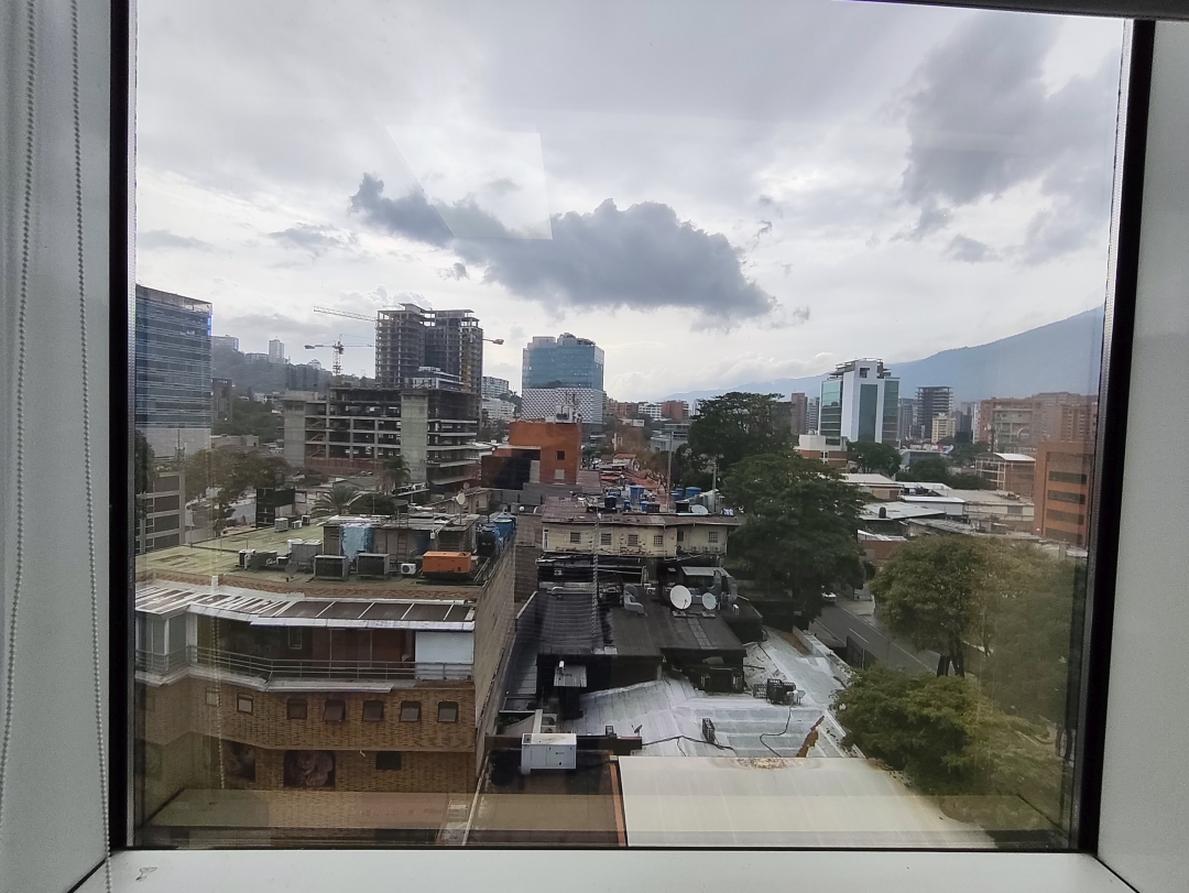 Alquiler Oficina Las Mercedes, Torre "MSA", Recepci�n, Oficina Principal o Reuniones. 3 Oficinas independientes, Ba�o, Dep�sito, Area archivos y copiado. 1 puesto de estacionamiento propio. Vista panor�mica, inmejorable ubicaci�n.