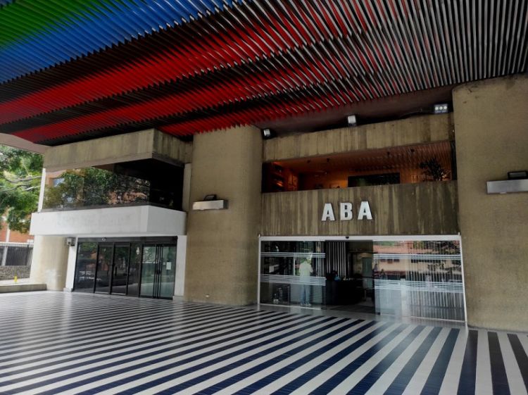 En venta.Oficina piso completo (507m2) en la Torre ABA de Las Mercedes, excelente ubicación, vista panorámica de la ciudad y el Avila.