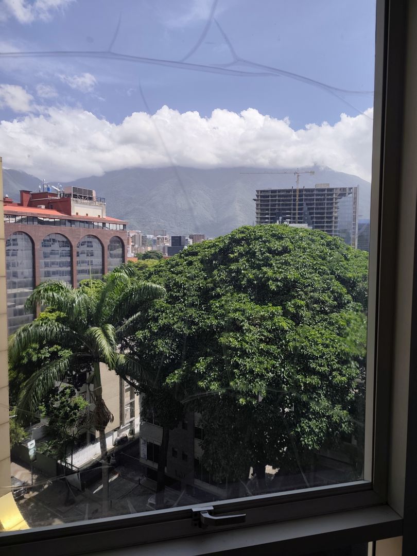 Edificio de Comercios y Oficinas a la Venta en Las Mercedes.10 pisos incluyendo stano con 27 puestos de estacionamiento. Precio de oportunidad en la zona de mayor revalorizacin de Caracas.