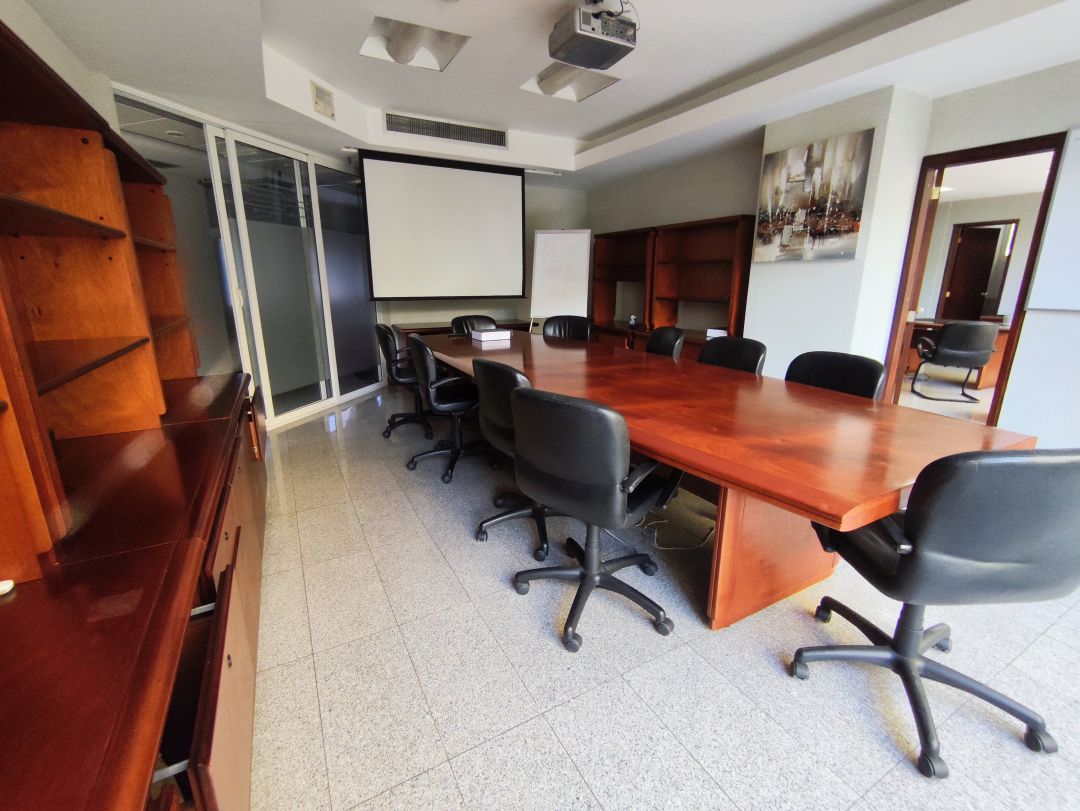 Edificio de Comercios y Oficinas a la Venta en Las Mercedes.10 pisos incluyendo stano con 27 puestos de estacionamiento. Precio de oportunidad en la zona de mayor revalorizacin de Caracas.