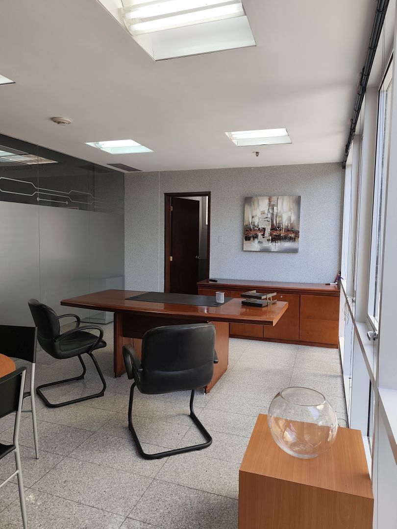 Edificio de Comercios y Oficinas a la Venta en Las Mercedes.10 pisos incluyendo stano con 27 puestos de estacionamiento. Precio de oportunidad en la zona de mayor revalorizacin de Caracas.