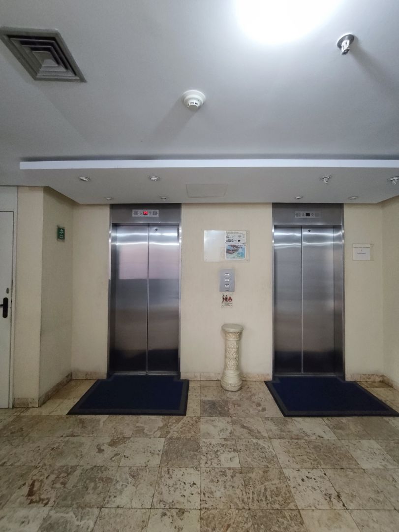 Edificio de Comercios y Oficinas a la Venta en Las Mercedes.10 pisos incluyendo stano con 27 puestos de estacionamiento. Precio de oportunidad en la zona de mayor revalorizacin de Caracas.