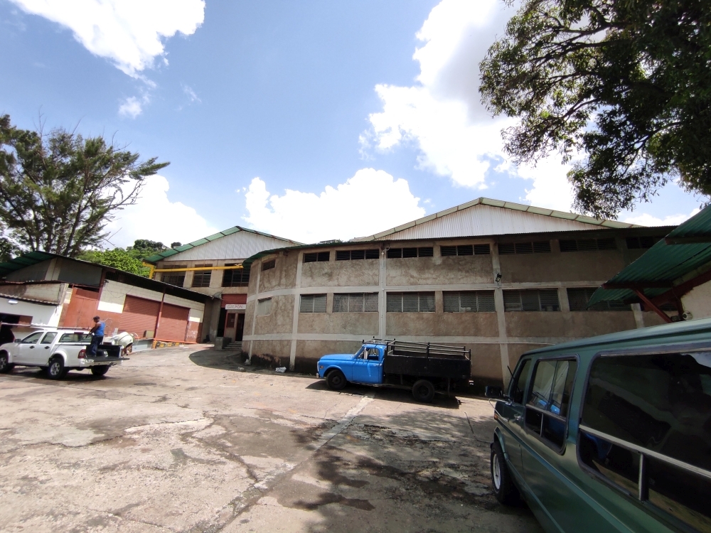 Se alquilan diferentes reas de galpones y/o depsitos, ubicados en la Zona Industrial de La Yaguara, sobre la Av. Intercomunal de Antmano, a pocos minutos de la estacin de Metro La Yaguara y la Autopista Francisco Fajardo.